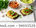 Avocado toast with baked beans 94033528
