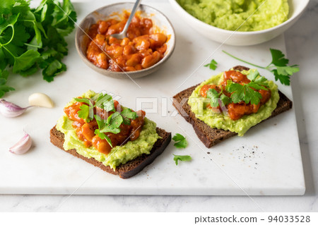 Avocado toast with baked beans Avocado toast with baked beans 94033528