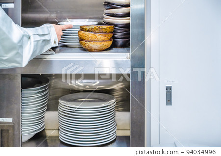 一名年輕女子檢查廚房架子和餐具的圖像剪輯 94034996