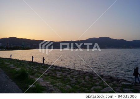 琵琶湖暮光垂釣者 94035006