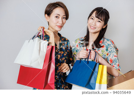 喜歡購物的女性 94035649