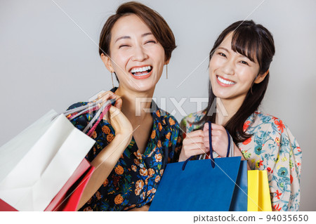 喜歡購物的女性 94035650