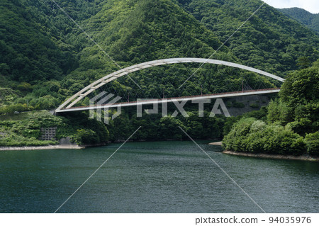 造型簡潔優美的六名橋 94035976