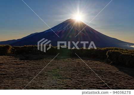 從龍嶽山頂看到的富士山和日出 從龍嶽山頂看到的富士山和日出 94036278