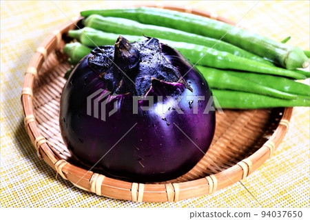 圓形茄子(非常適合牛排和電烤,因為它在煮熟時不會散開) 圓形茄子(非常適合牛排和電烤,因為它在煮熟時不會散開) 94037650