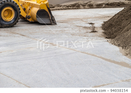Wheel loader and aggregate yard Wheel loader and aggregate yard 94038154