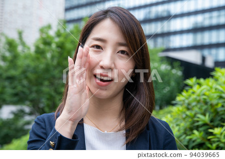 打他的嘴的女商人 94039665