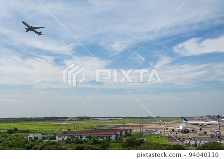 一架客機從成田機場跑道起飛，一架大型貨機在等待 94040110