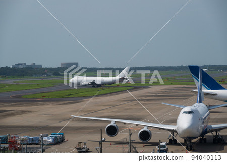一架白色巨型貨機和一架備用巨型貨機準備在成田機場跑道起飛 94040113