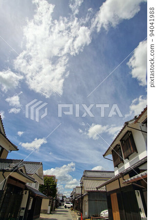 丹波筱山市秋天的天空和河原町妻入商人屋風景廣角鏡頭九月 94041988