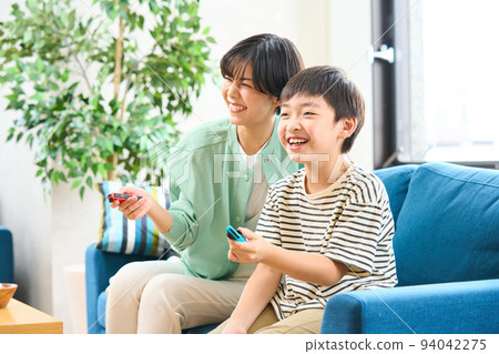 父母和孩子坐在沙發上玩遊戲,母子 父母和孩子坐在沙發上玩遊戲,母子 94042275