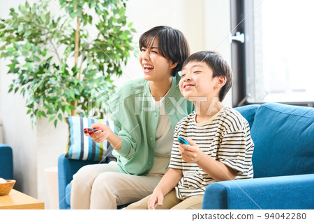 父母和孩子坐在沙發上玩遊戲，母子 94042280