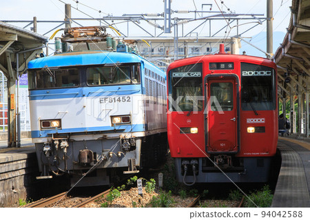 EF81型電力機車(JR貨運)和Kiha 200系列柴油車(JR九州) EF81型電力機車(JR貨運)和Kiha 200系列柴油車(JR九州) 94042588
