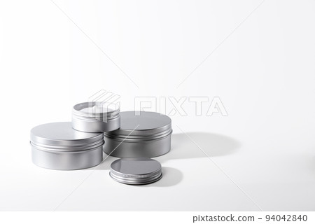 裝有保濕霜的大小鋁罐 94042840