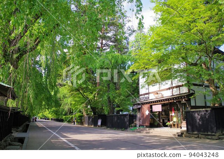 Scenery of Akita: Kakunodate's verdant samurai residence street Scenery of Akita: Kakunodate's verdant samurai residence street 94043248