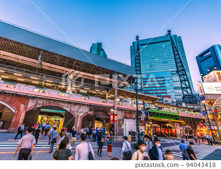 Tokyo cityscape in Japan World's highest number of deaths for 7 weeks, 2nd in the world for 4 weeks. No movement restrictions…Many people at Shimbashi station = September 5 94043418