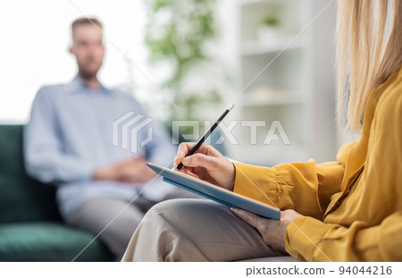 Doctor making notes 94044216