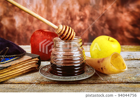 There are many traditional Jewish symbols associated with Rosh Hashanah celebrations, such as apples, honey, pomegranates, and shofars 94044756