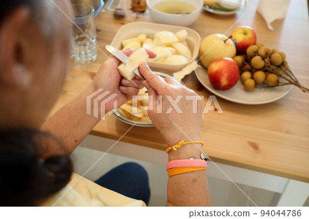 Peeling Sweet Fruit 94044786