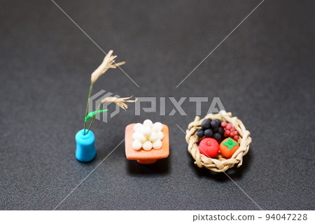 Miniature moon-viewing offerings Japanese pampas grass, moon-viewing dumplings, and fruit Miniature moon-viewing offerings Japanese pampas grass, moon-viewing dumplings, and fruit 94047228