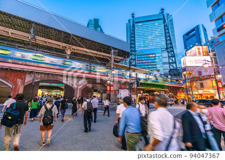 Tokyo cityscape in Japan World's highest number of deaths for 7 weeks, 2nd in the world for 4 weeks. No restrictions on movement…Many people flow to Shimbashi station = September 5 94047367