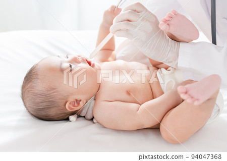 Baby undergoing examination at pediatrics Throat examination Health examination Infant health examination 94047368
