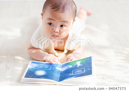 四個月大的寶寶在看圖畫書 94047373