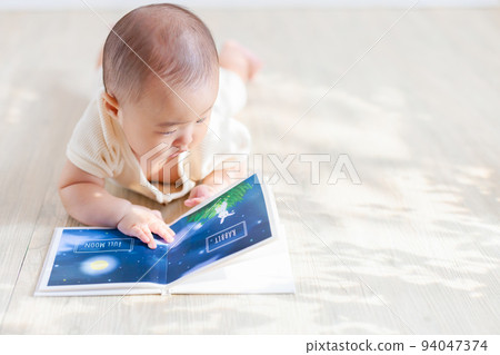 四個月大的寶寶在看圖畫書 94047374