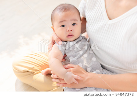 A baby with an anxious expression, a shy person, a shy dad, a confused expression 94047378