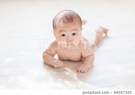 Baby lying face down Tummy time Babies who have finished sitting on their neck Confirmation method 4 months after birth 94047385
