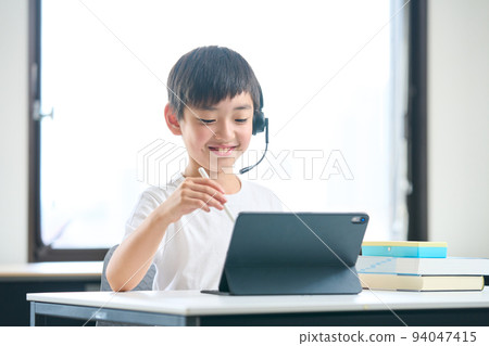3rd grade elementary school student studying on a tablet 4th grade elementary school student 3rd grade elementary school student studying on a tablet 4th grade elementary school student 94047415