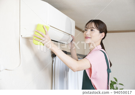 女人清洗空調 94050017