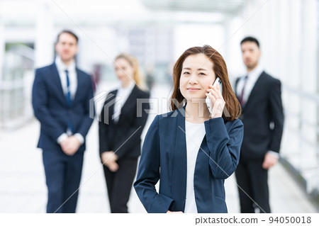business woman calling business woman calling 94050018