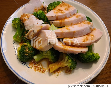 Steamed chicken and broccoli salad 94050451