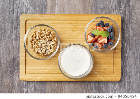 Bowls with ingredients for a healthy breakfast 94050454
