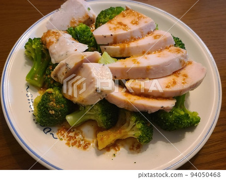 蒸雞肉和西蘭花沙拉 94050468