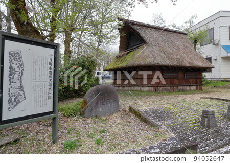 Restored pit dwellings from the Kofun period (Remains Hiroba, Tokamachi City, Nagano Prefecture) Restored pit dwellings from the Kofun period (Remains Hiroba, Tokamachi City, Nagano Prefecture) 94052647
