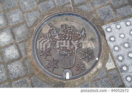 Manhole with earthenware (Tokamachi City, Niigata Prefecture) Manhole with earthenware (Tokamachi City, Niigata Prefecture) 94052672