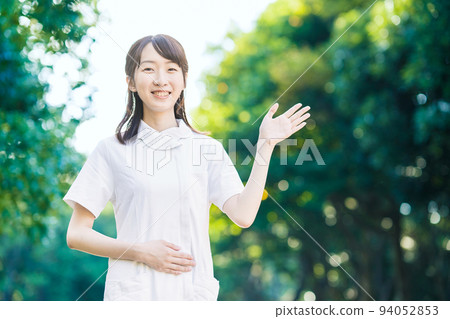 一個穿著白大褂擺姿勢的女人 一個穿著白大褂擺姿勢的女人 94052853