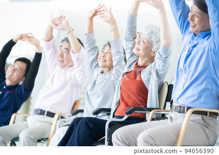 養老院有看護者做體操 資深形象 看護者 94056390