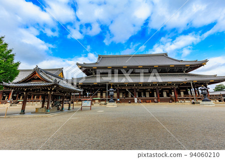 Higashi Hongan-ji Temple in Shimogyo Ward, Kyoto City (chozuya and mieido) 94060210