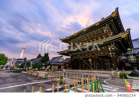 Kyoto: Dusk at Higashi Honganji Temple in Shimogyo Ward, Kyoto City (Mieido Gate) 94060254