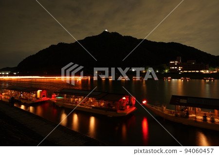 長良川燈火通明的岐阜城和鸕鶿垂釣 長良川燈火通明的岐阜城和鸕鶿垂釣 94060457