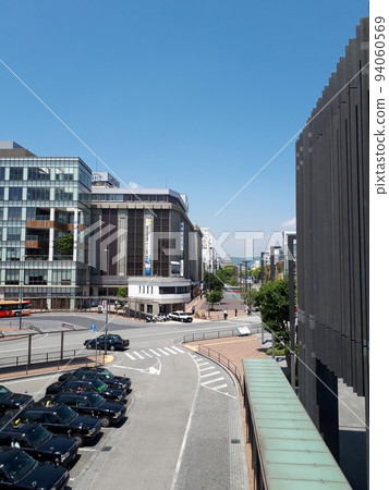 The castle in the distance and the taxi roundabout in front of the station 94060569