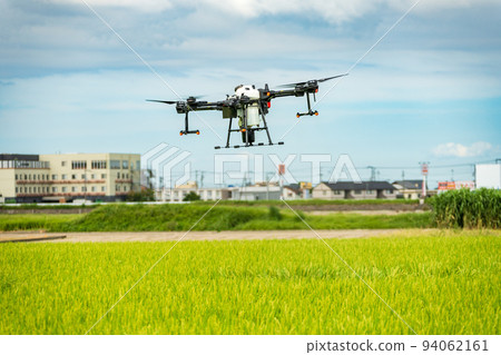 使用無人機在稻田噴灑農藥 使用無人機在稻田噴灑農藥 94062161