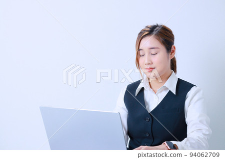 一名年輕女子在電腦前打盹 一名年輕女子在電腦前打盹 94062709