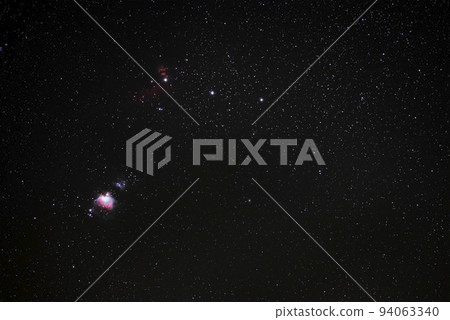 冬季獵戶座三顆星和大星雲的特寫鏡頭 94063340