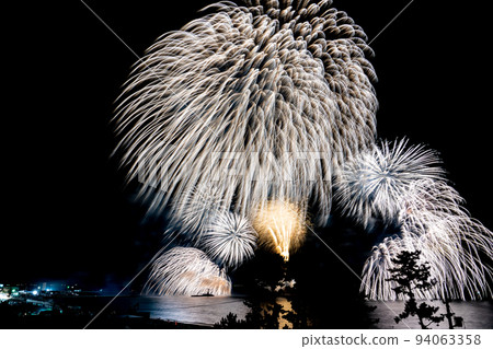 Shirako, Suzuka City, Mie Prefecture Suzuka Genki Fireworks launched on the pine forest coast Shirako, Suzuka City, Mie Prefecture Suzuka Genki Fireworks launched on the pine forest coast 94063358