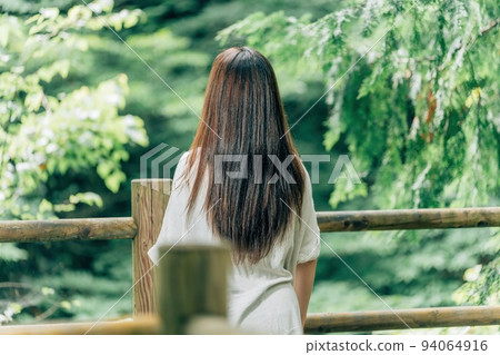 森林裡的長發女人(頭髮受損) 森林裡的長發女人(頭髮受損) 94064916