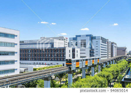 [Tokyo] The townscape of Tachikawa City and the Tama Monorail, which is rich in nature 94065014